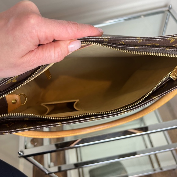 Authentic gorgeous Louis Vuitton Looping Monogram GM in excellent condition. - Picture 10 of 14